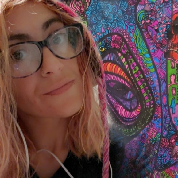 Meet your Posher, Stephanie - Picture 2 of 3